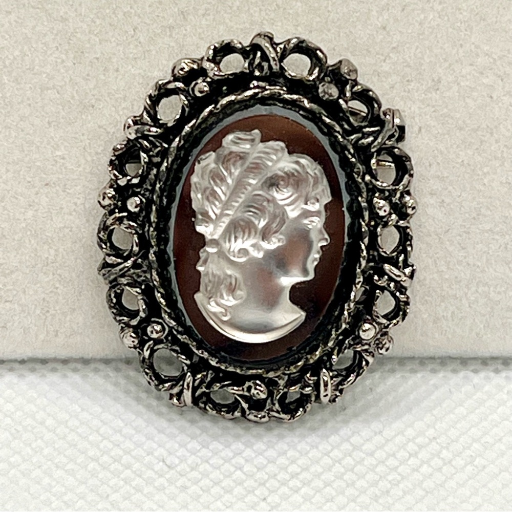 Vintage Black And White Art Glass Cameo Silver Tone‎ Brooch Pin